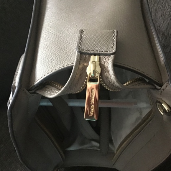 MICHAEL KORS | Selma Bag Taupe Leather - Picture 8 of 13